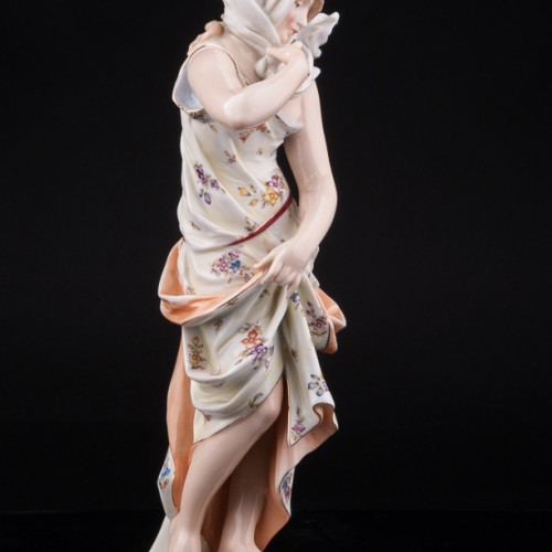 Антикварная фигурка из фарфора Девушка в платке, аллегория зимы, Volkstedt, Германия, 19 в.