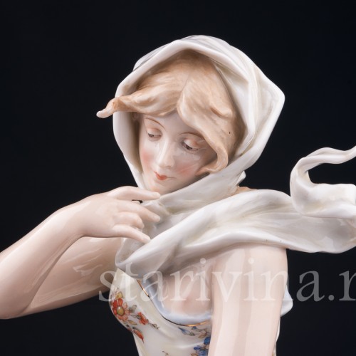 Антикварная фигурка из фарфора Девушка в платке, аллегория зимы, Volkstedt, Германия, 19 в.