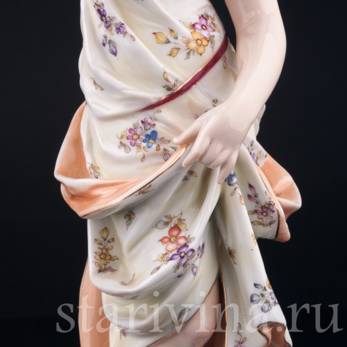 Антикварная фигурка из фарфора Девушка в платке, аллегория зимы, Volkstedt, Германия, 19 в.