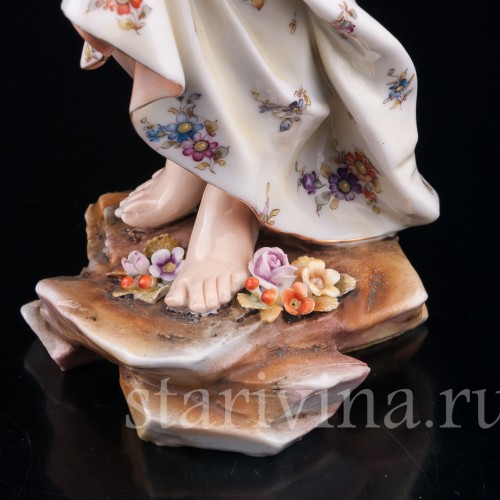 Антикварная фигурка из фарфора Девушка в платке, аллегория зимы, Volkstedt, Германия, 19 в.