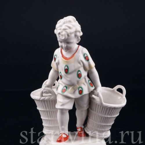 Старинная статуэтка из фарфора Мальчик с двумя корзинами, Hertwig & Co, Германия, 1920-30 гг.