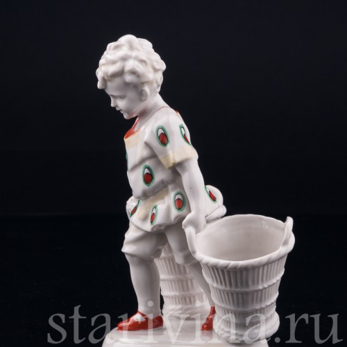 Старинная статуэтка из фарфора Мальчик с двумя корзинами, Hertwig & Co, Германия, 1920-30 гг.