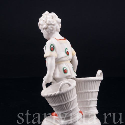 Старинная статуэтка из фарфора Мальчик с двумя корзинами, Hertwig & Co, Германия, 1920-30 гг.