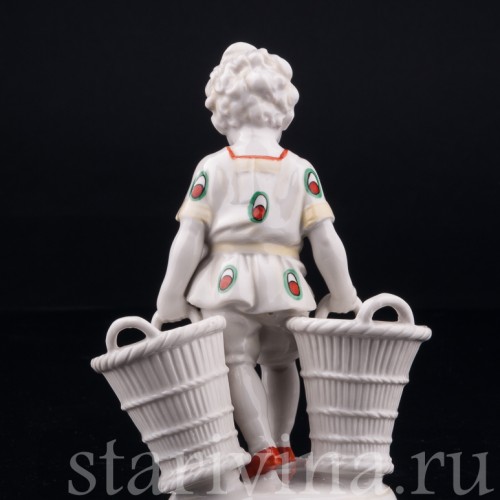 Старинная статуэтка из фарфора Мальчик с двумя корзинами, Hertwig & Co, Германия, 1920-30 гг.
