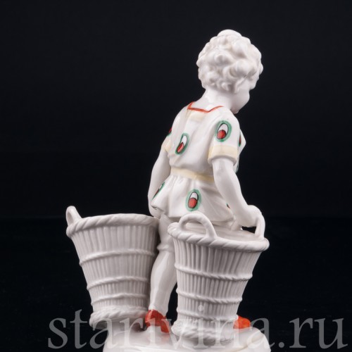 Старинная статуэтка из фарфора Мальчик с двумя корзинами, Hertwig & Co, Германия, 1920-30 гг.