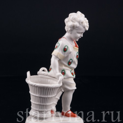 Старинная статуэтка из фарфора Мальчик с двумя корзинами, Hertwig & Co, Германия, 1920-30 гг.