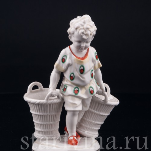 Старинная статуэтка из фарфора Мальчик с двумя корзинами, Hertwig & Co, Германия, 1920-30 гг.