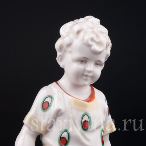 Старинная статуэтка из фарфора Мальчик с двумя корзинами, Hertwig & Co, Германия, 1920-30 гг.