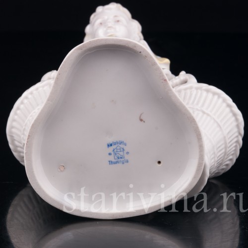 Старинная статуэтка из фарфора Мальчик с двумя корзинами, Hertwig & Co, Германия, 1920-30 гг.