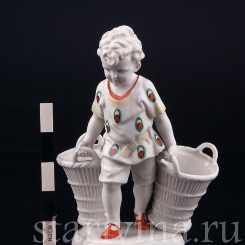 Старинная статуэтка из фарфора Мальчик с двумя корзинами, Hertwig & Co, Германия, 1920-30 гг.