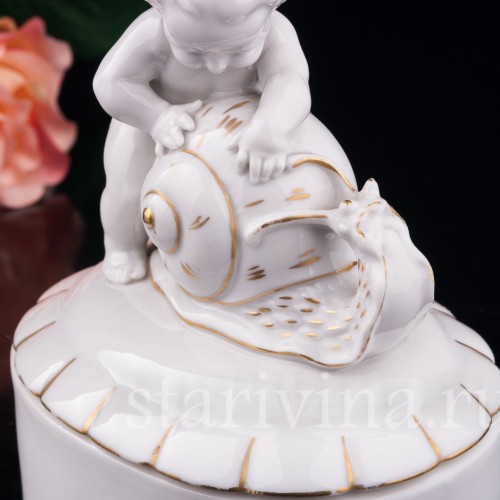 Старинная фигурка из фарфора Малыш с улиткой, шкатулка, Hertwig & Co, Германия, 1920-30 гг.