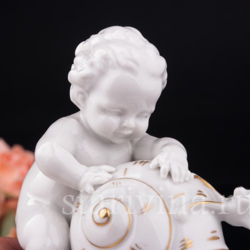 Старинная фигурка из фарфора Малыш с улиткой, шкатулка, Hertwig & Co, Германия, 1920-30 гг.
