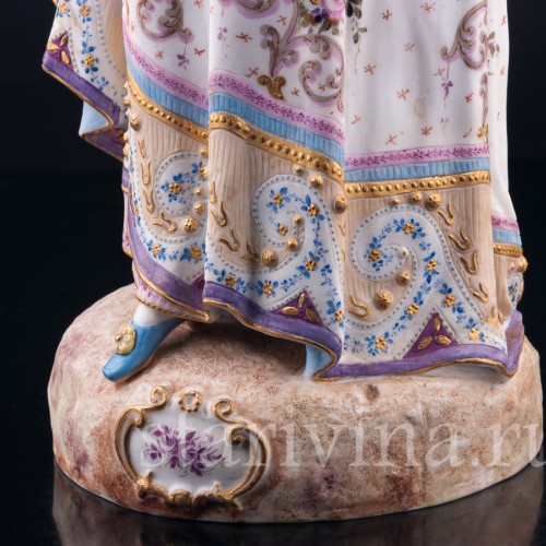 Фарфорвая статуэтка Дама в шляпке с веером, Франция, 19 в.