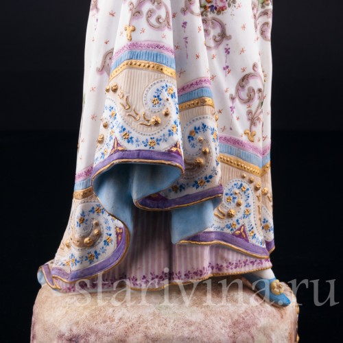 Фарфорвая статуэтка Дама в шляпке с веером, Франция, 19 в.