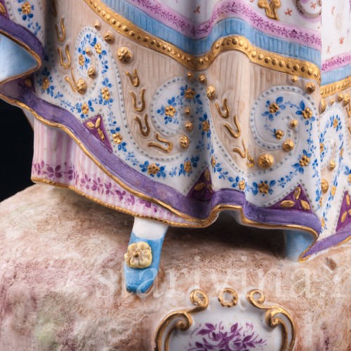 Фарфорвая статуэтка Дама в шляпке с веером, Франция, 19 в.