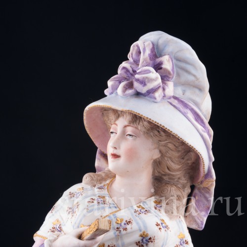 Фарфорвая статуэтка Дама в шляпке с веером, Франция, 19 в.