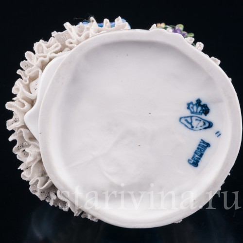 Девушка с букетом цветов, кружевная, Muller & Co, Германия, 1907-1952 гг