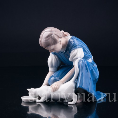 Девочка кормящая кошку, Bing & Grondahl, Дания, вт. пол. 20 в