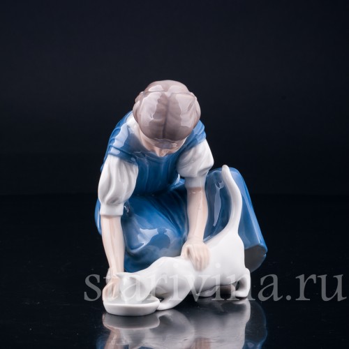 Девочка кормящая кошку, Bing & Grondahl, Дания, вт. пол. 20 в