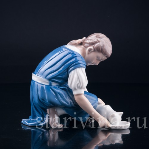 Девочка кормящая кошку, Bing & Grondahl, Дания, вт. пол. 20 в