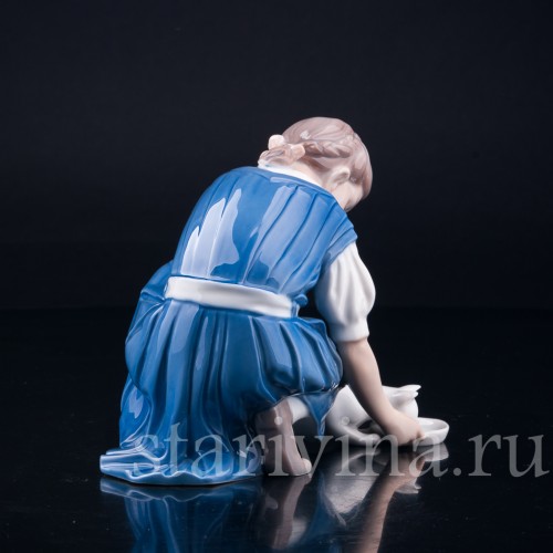 Девочка кормящая кошку, Bing & Grondahl, Дания, вт. пол. 20 в