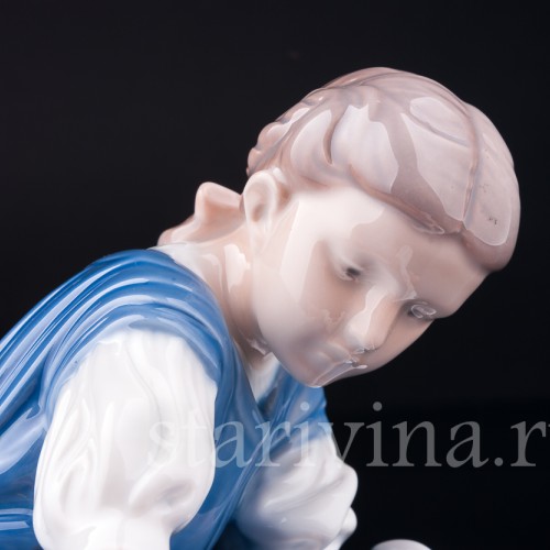 Девочка кормящая кошку, Bing & Grondahl, Дания, вт. пол. 20 в