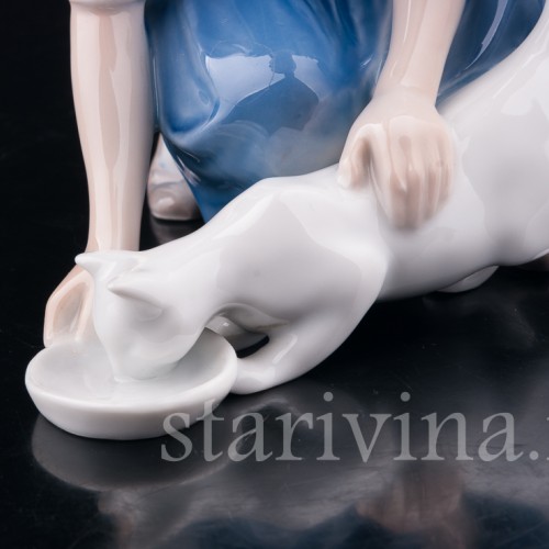 Девочка кормящая кошку, Bing & Grondahl, Дания, вт. пол. 20 в