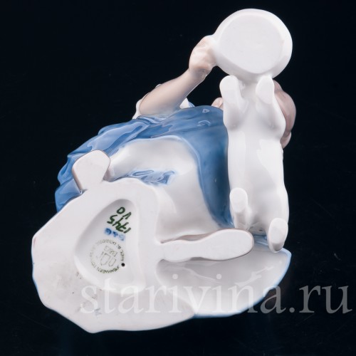 Девочка кормящая кошку, Bing & Grondahl, Дания, вт. пол. 20 в