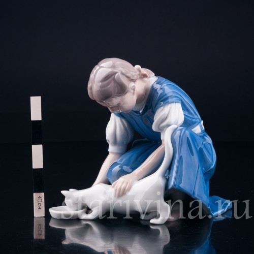 Девочка кормящая кошку, Bing & Grondahl, Дания, вт. пол. 20 в