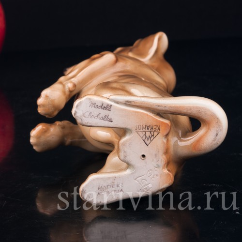 Такса, стоящая на задних лапах, Keramos, Австрия, сер. 20 в