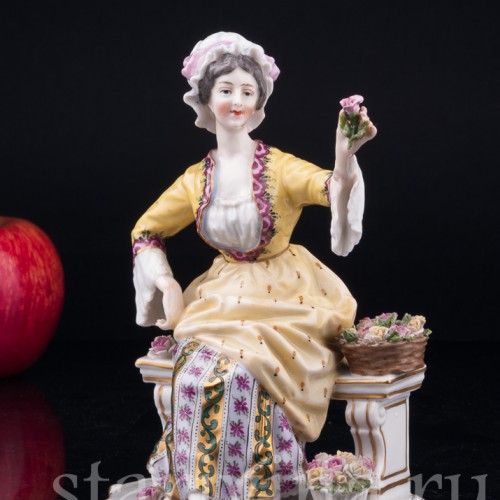Фарфорвая статуэтка Девушка-цветочница, продавщица цветов, Dressel, Kister & Co, Германия, 1907-20 гг.
