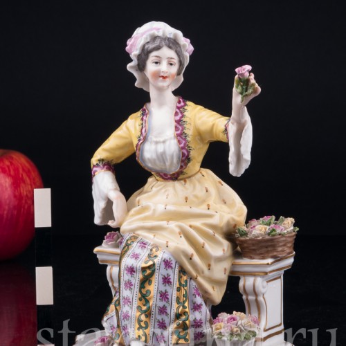 Фарфорвая статуэтка Девушка-цветочница, продавщица цветов, Dressel, Kister & Co, Германия, 1907-20 гг.