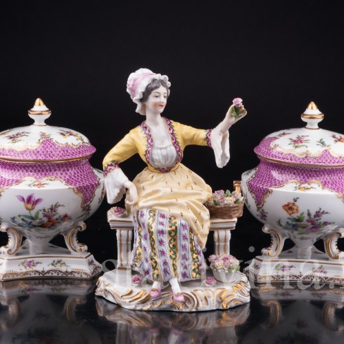 Фарфорвая статуэтка Девушка-цветочница, продавщица цветов, Dressel, Kister & Co, Германия, 1907-20 гг.