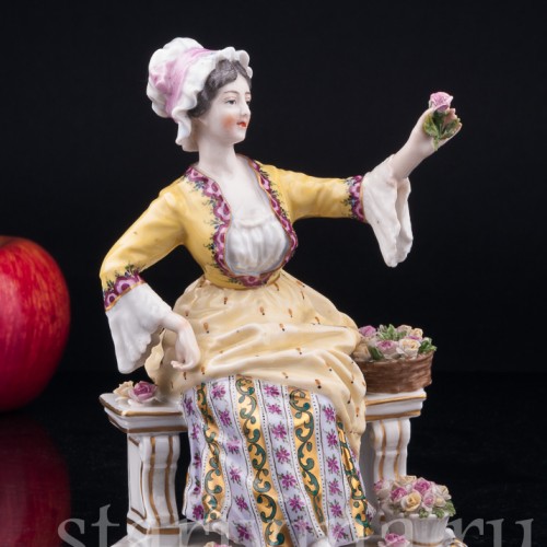 Фарфорвая статуэтка Девушка-цветочница, продавщица цветов, Dressel, Kister & Co, Германия, 1907-20 гг.