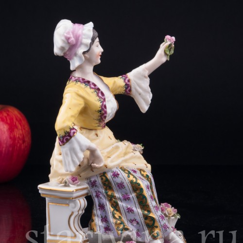 Фарфорвая статуэтка Девушка-цветочница, продавщица цветов, Dressel, Kister & Co, Германия, 1907-20 гг.