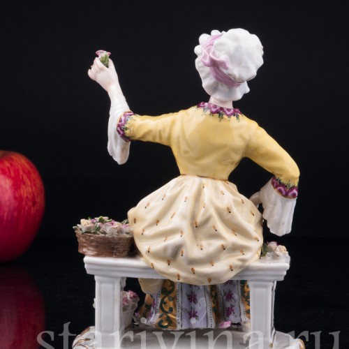 Фарфорвая статуэтка Девушка-цветочница, продавщица цветов, Dressel, Kister & Co, Германия, 1907-20 гг.