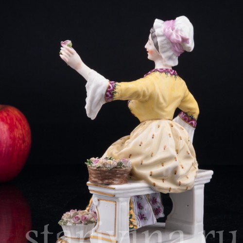 Фарфорвая статуэтка Девушка-цветочница, продавщица цветов, Dressel, Kister & Co, Германия, 1907-20 гг.