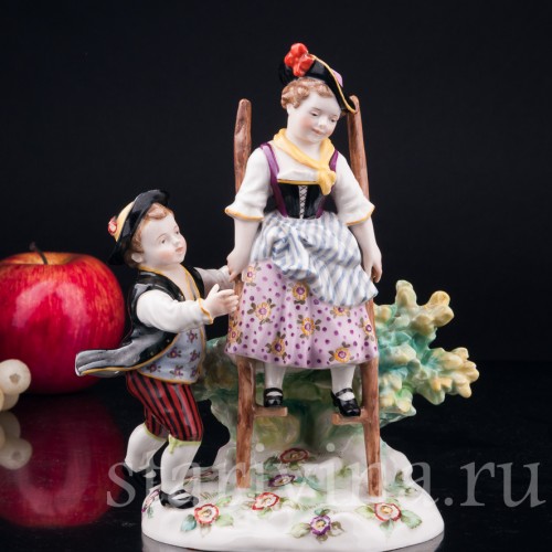 Антикварная фарфоровая статуэтка "На ходулях", играющие дети, Karl Ens, Германия, кон. 19 в.