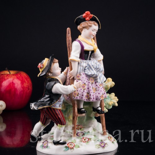 Антикварная фарфоровая статуэтка "На ходулях", играющие дети, Karl Ens, Германия, кон. 19 в.