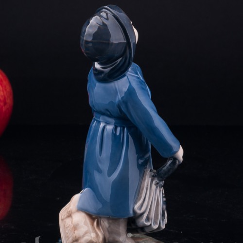 Фигурка из фарфора Мальчик с зонтиком, Royal Copenhagen, Дания, 1967 г.