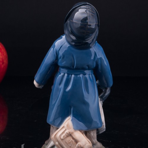 Фигурка из фарфора Мальчик с зонтиком, Royal Copenhagen, Дания, 1967 г.