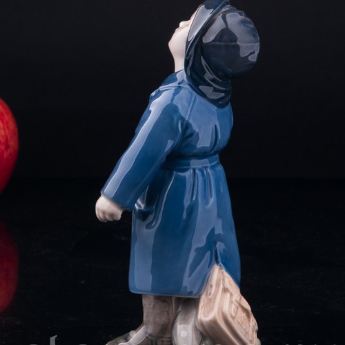 Фигурка из фарфора Мальчик с зонтиком, Royal Copenhagen, Дания, 1967 г.