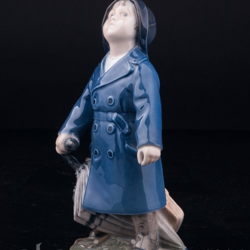 Фигурка из фарфора Мальчик с зонтиком, Royal Copenhagen, Дания, 1967 г.