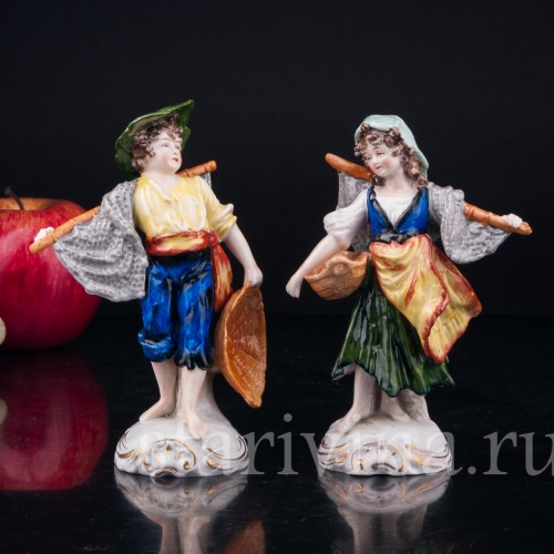 Фигурка из фарфора "Рыбаки", дети с рыбацкими сетями и корзинами для рыбы, Sitzendorf, Германия, вт. пол. 20 в.