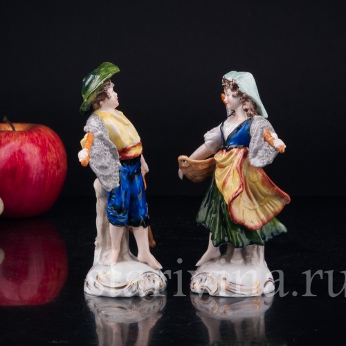 Фигурка из фарфора "Рыбаки", дети с рыбацкими сетями и корзинами для рыбы, Sitzendorf, Германия, вт. пол. 20 в.