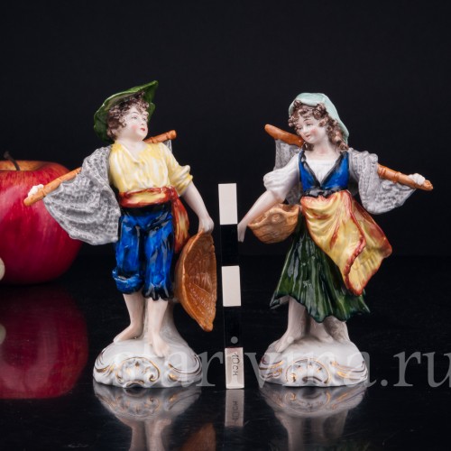 Фигурка из фарфора "Рыбаки", дети с рыбацкими сетями и корзинами для рыбы, Sitzendorf, Германия, вт. пол. 20 в.