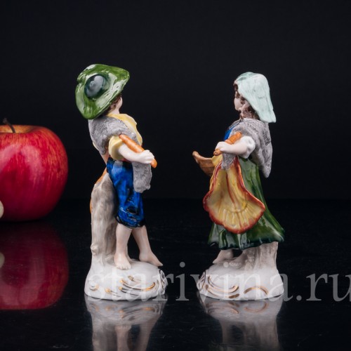 Фигурка из фарфора "Рыбаки", дети с рыбацкими сетями и корзинами для рыбы, Sitzendorf, Германия, вт. пол. 20 в.