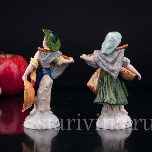 Фигурка из фарфора "Рыбаки", дети с рыбацкими сетями и корзинами для рыбы, Sitzendorf, Германия, вт. пол. 20 в.