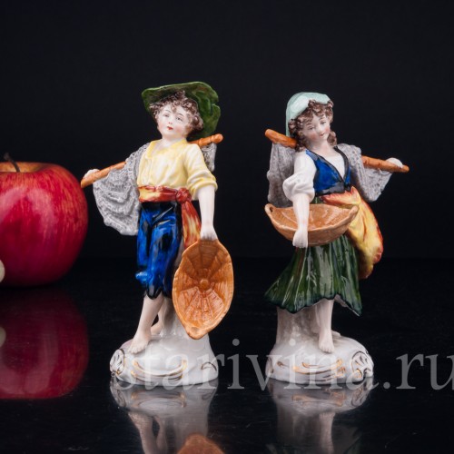 Фигурка из фарфора "Рыбаки", дети с рыбацкими сетями и корзинами для рыбы, Sitzendorf, Германия, вт. пол. 20 в.