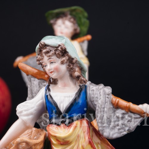 Фигурка из фарфора "Рыбаки", дети с рыбацкими сетями и корзинами для рыбы, Sitzendorf, Германия, вт. пол. 20 в.